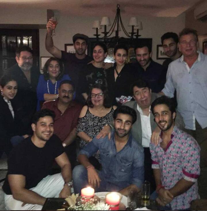 करीना कल 36 साल की हो गई है. ये तस्वीर सोशल मीडिया पर देखने को मिली है जिसमें पूरा कपूर खानदान मिलकर उनका ये दिन सेलिब्रेट कर रहा है.