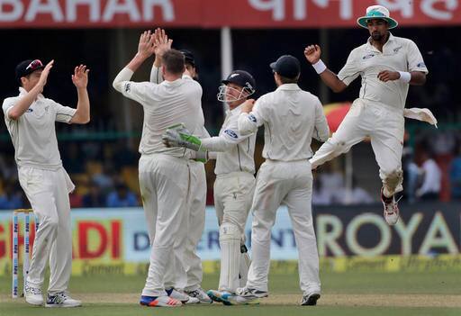 दिन का खेल खत्म होने पर रविन्द्र जडेजा 16 और उमेश यादव आठ रन पर नाबाद लौटे. 