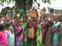 इलाहाबाद: आंगनबाड़ी वर्कर्स ने सूप पीटकर किया अनूठे अंदाज़ में प्रदर्शन