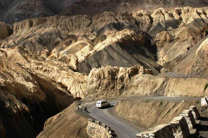 लद्दाख के रास्तों पर सफर करना अपने आप में ही एक खूबसूरत और बेहद ही रोमांचक अनुभव है.