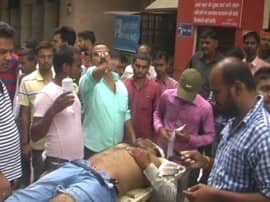 States इलाहाबाद: व्यापारी को दिन दहाड़े बदमाशों ने मारी गोली, सड़क पर हुआ इलाज, शहर में सनसनी