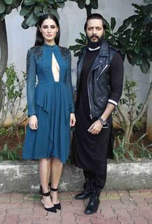 नरगिस जैसी \'विवादित\' ड्रेस में सॉन्ग लॉन्च पर पहुंची आएशा शर्मा!