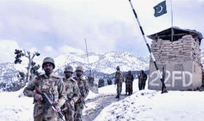 इंदिरा ने भारतीय सेना को ढाका की तरफ बढ़ने का हुक्म दे दिया. वहीं भारतीय वायुसेना ने पश्चिमी पाकिस्तान के अहम ठिकानों और हवाई अड्डों पर बम बरसाने शुरू कर दिये. भारत की तीनों सेनाओं ने पाकिस्तान की जबरदस्त नाकेबंदी की थी . 3 दिसंबर के हमले का जवाब भारत ने आपरेशन ट्राइडेंट शुरु करके दिया था . चार दिसंबर, 1971 को आपरेशन ट्राइडेंट शुरू हुआ . भारतीय नौसेना ने भी युद्ध के दो मोर्चे संभाल रखे थे. एक था बंगाल की खाड़ी में समुद्र की ओर से पाकिस्तानी नौसेना को टक्कर देना और दूसरा पश्चिमी पाकिस्तान की सेना का मुकाबला करना. 5 दिसंबर को भारतीय नौसेना ने कराची बंदरगाह पर जबरदस्त बमबारी कर पाकिस्तानी नौसैनिक मुख्यालय को तबाह कर दिया. पाकिस्तान पूरी तरह घिर चुका था. इसी बीच इंदिरा ने बांग्लादेश को मान्यता देने का एलान कर दिया.