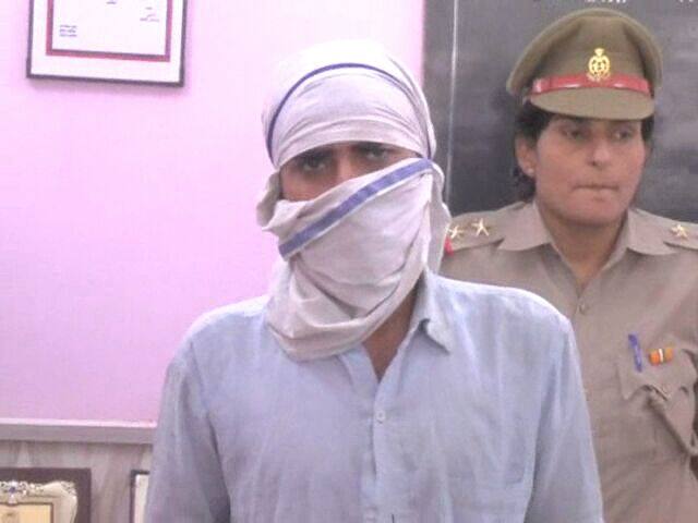 जिसके बाद रियाजुदीन ने मंगलवार की शाम को ही शमीम की चाकुओं से गोद कर हत्या कर दी और वारदात को अंजाम देने के बाद बड़ी ही आसानी से फरार हो गए. लेकिन पुलिस ने जल्द ही सभी आरोपियों को गिरफ्तार कर जेल भेज दिया है.