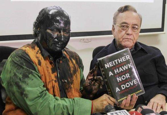 पाकिस्तान के पूर्व विदेश मंत्री खुर्शीद कसूरी की किताब के विमोचन पर शिवसेना ने आयोजकों को कार्यक्रम को रद्द करने को कहा था. ऑबजर्वर रिसर्च फाउंडेशन के डायरेक्टर सुधींद्र कुलकर्णी ने ऐसा नहीं किया तो, शिवसेना के कार्यकर्ताओं ने कार्यक्रम के बीच में ही घुसकर सुधींद्र कुलकर्णी का मुंह काला कर दिया था.