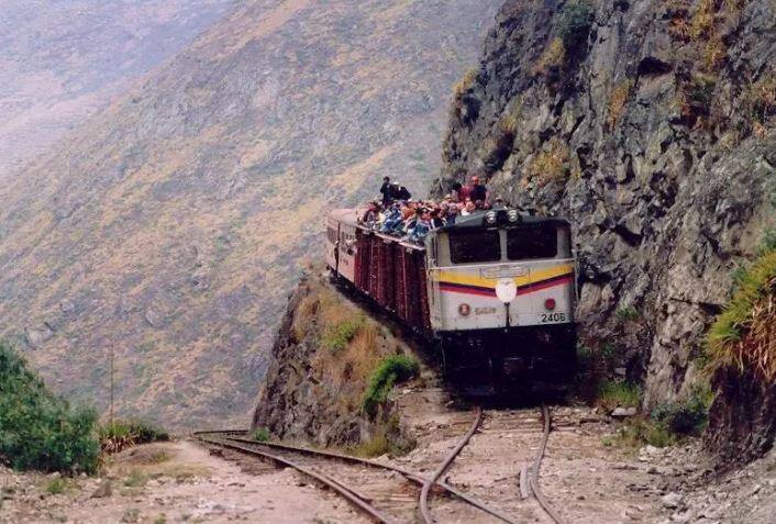 डेविल्स नोज, इक्वाडोर रेल मार्ग एंडीज पर्वतमाला के अलाउसी और सिबाम्बे के बीच मौजूद है. इस रेल मार्ग पर अगर आप एक बार सफर कर लेंगे तो आजीवन आप इस रेल रुट को नहीं भूला पाएंगे. 