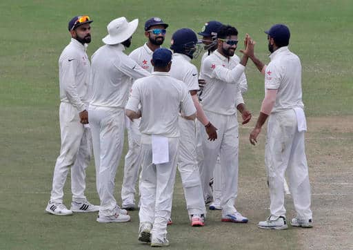 ऐतिहासिक 500वें टेस्ट मैच के चौथे दिन भारत ने न्यूजीलैंड के खिलाफ शिकंजा कस लिया है. टीम इंडिया जीत से 6 विकेट दूर हैं. चौथे दिन न्यूजीलैंड ने 434 के विशाल ल्क्ष्य के सामने 93 रन पर चार विकेट गंवा दिए हैं.