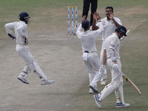 टेस्ट रैंकिंग में नंबर वन बनने के साथ ही टीम इंडिया पाकिस्तान को नंबर वन से हटा देगी.