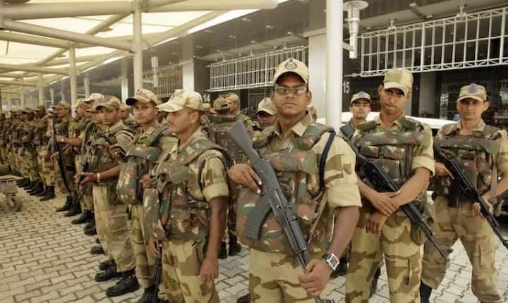 CISF कमांडोज़ के हाथों में एयरपोर्ट्स, मेट्रों स्टेशन्स और इंडस्ट्रियल इलाकों की सुरक्षा की जिम्मेदारी होती है.