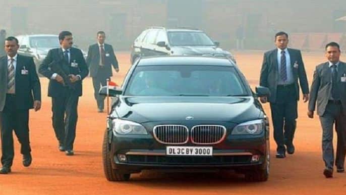 SPG स्पेशल प्रोटेक्शन ग्रुप के जवानों को अक्सर आपने PM के आस पास देखा होगा. SPG के जवान बहुत ही ज्यादा चुस्त और समझदार होते हैं. SPG के हाथों में ही PM की सुरक्षा रहती है. SPG का गठन स्वर्गीय प्रधानमंत्री इंदिरा गांधी की हत्या के बाद किया गया था