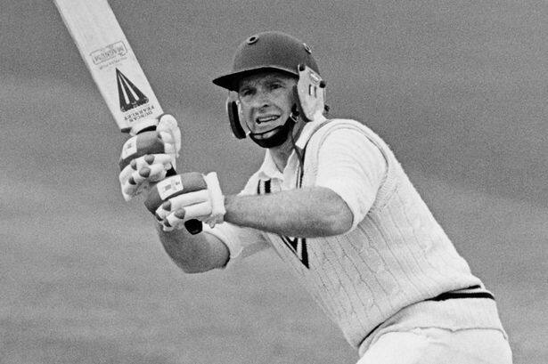 डेब्यू मैच में शतक लगाने की सूची में सबसे पहला नाम इंग्लैंड के दिग्गज खिलाड़ी डेनिस अमिस का आता है जिन्होंने साल 1972 में ऑस्ट्रेलिया के खिलाफ खेलते हुए ऐसा कारनामा करने वाले पहले खिलाड़ी बने थे.