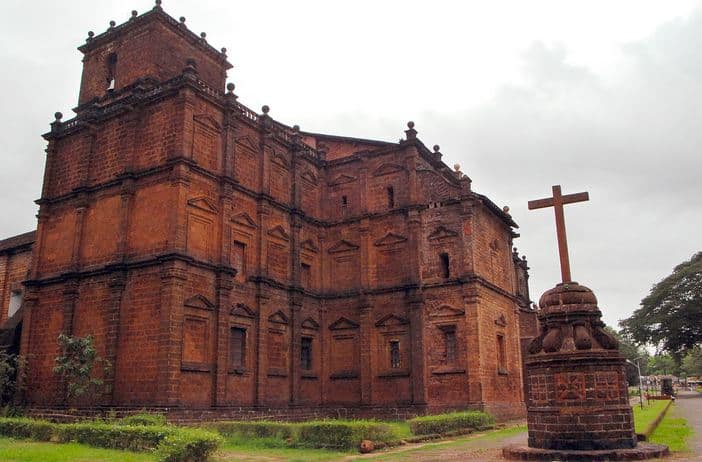 इस चर्च के बारे में कहा जाता है कि यहां सेंट फ्रांसिस जेवियर का अवशेष रखा गया है, जिसे साल में एक बार विशेष मौके पर सार्वजनिक रूप से प्रदर्शित किया जाता है, इस देखने के लिए विदेशों से भी लोग आते हैं.