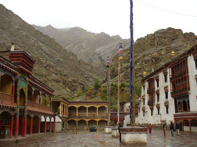 हेमिस मठ, लद्दाख : हेमिस मठ लद्दाख क्षेत्र में सबसे बड़ा और समृद्ध बौद्ध मठ है. यहां आप प्राचीन मूर्तियों, पवित्र थैंगकास और विभिन्न प्रकार की प्रसिद्ध कलाकृतियों को देख सकते हैं. पर्यटन सीजन के दौरान अक्सर हेमिस बौद्ध भिक्षुओं द्वारा चलाए जाने वाले हेमिस आध्यात्मिक रिट्रीट में भी भाग लिया जा सकता है.
