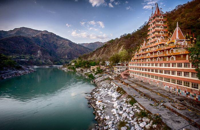 ऋषिकेश : उत्तराखंड राज्य में स्थित ऋषिकेश ध्यान और विश्राम करने के लिए एक लोकप्रिय स्थान है. इस जगह पर आप हिंदू धर्म के दूसरे पहलुओं के बारे में भी जान सकते हैं. गंगा तट पर स्थित तीनों तरफ से पहाड़ियों से घिरा हुआ यह हरिद्वार से ज्यादा दूर नहीं है. ऋषिकेश कई आश्रमों और योग संस्थानों का गढ़ है. यह ज्ञान और शांति की तलाश कर रहे लोगों को अपनी ओर आकर्षित करता है. 