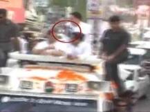 यूपी: सीतापुर में रोड शो के दौरान राहुल गांधी पर फेंका गया जूता, हिरासत में आरोपी