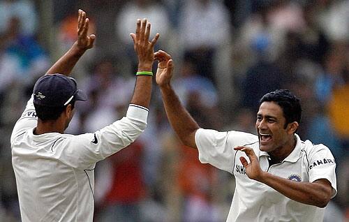 पाकिस्तान ने टीम इंडिया के खिलाफ आखिरी बार 2007 में टेस्ट सीरीज खेली थी जिसमें भारत के कप्तान अनिल कुंबले थे तो पाकिस्तान की कमान शोएब मलिक के हाथों में थी. इस सीरीज़ में भारत ने पाकिस्तानी टीम को तीन मैचों की टेस्ट में 1-0 से हराया था.