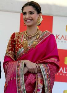 कल्याण ज्वैलर्स के शोरूम लॉन्च पर दिखा सोनम का ट्रेडिशनल अवतार, देखें Pics 