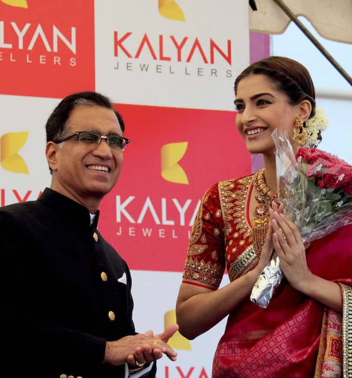 हालांकि अमिताभ बच्चन और उनकी पत्नी जया बच्चन आभूषण श्रंखला कंपनी के ब्रांड एंबेसडर के तौर पर काम करते रहेंगे.