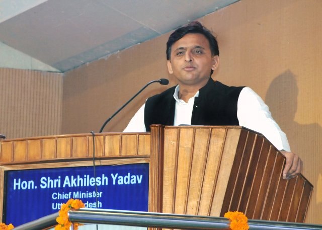 Uttar Pradesh Chief Minister Akhilesh Yadav On Demonetisation नोटबंदी को देशभक्ति से जोड़ने पर अखिलेश का तंज, 'सबक सिखाएगी जनता'