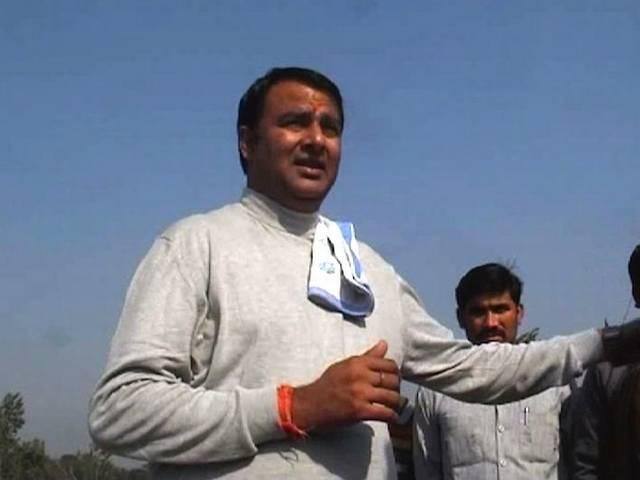 यूपी में सरधना से विधायक सोम ने कहा, ‘‘ पाकिस्तान के कुछ कलाकार यहां करोड़ों रुपये कमा रहे हैं, जबकि उनके देश में उन्हें कोई नहीं पूछता. वे बॉलीवुड आते हैं और करोड़ों रुपये कमाते हैं और फिर भारत के साथ गद्दारी करते हैं.’’