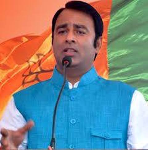 पाकिस्तान स्थित आतंकवादियों द्वारा उरी हमले के मद्देनजर राज ठाकरे की MNS ने पाकिस्तानी कलाकारों को तुरंत भारत छोड़ने को कहा था और धमकी दी थी कि यदि वे भारत नहीं छोड़ते हैं तो उनकी फिल्मों की शूटिंग रोक दी जाएगी. उरी आतंकी हमले में 18 भारतीय जवान शहीद हो गए थे.