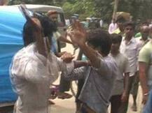 लड़कियों के स्कूल के बाहर छेड़खानी कर रहे शोहदे की जमकर हुई पिटाई, वीडियो VIRAL