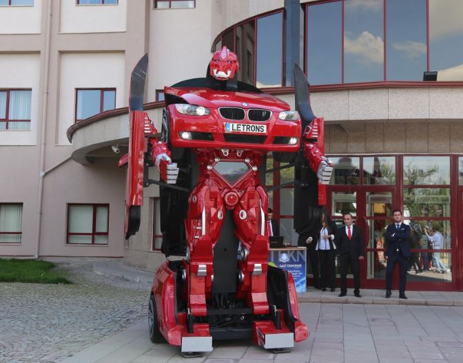 पलक झपकते रोबोट बन जाता है कार!