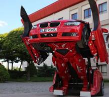 पलक झपकते रोबोट बन जाता है कार!