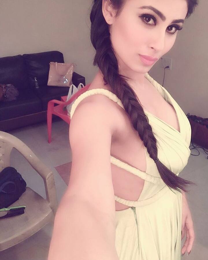 अपने सीरियल नागिन से वे भारत में हर दिल अजीज बन गईं.