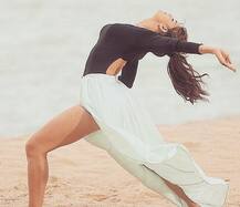 जैकलीन \'योगा\' की है इतनी दीवानी, फैमिली की बन गई योगा ट्रेनर!