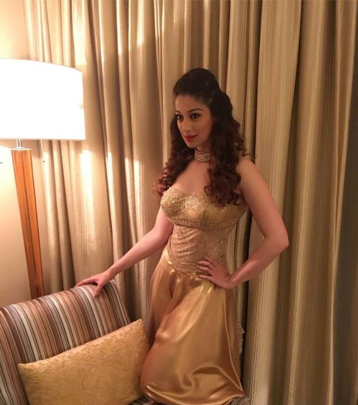 इस विवाद को लेकर लक्ष्मी ने कहा कि ये बेहद चौंकाने वाला है कि लोग बिना वजह मेरे बीते हुए कल पर ध्यान लगा रहे हैं. लक्ष्मी राई ने कहा कि 'हमारे जीवन के इस अध्याय को खत्म हुए 8 साल बीच चुके हैं, धोनी और मैं, हम दोनों इससे बहुत आगे निकल चुके हैं लेकिन पता नहीं क्यों कुछ लोग अब भी वहीं अटके हैं.'
