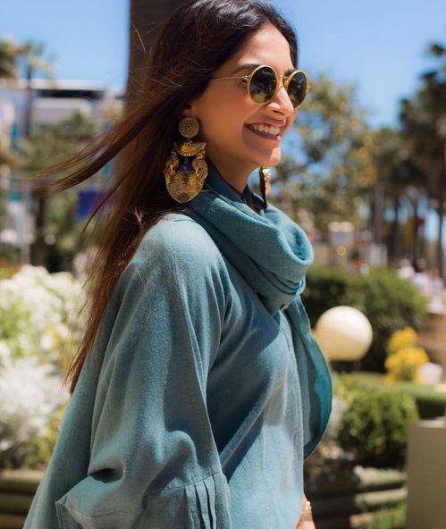 सोनम कपूर ने बजफीड को एक इंटरव्यू् देने के दौरान बताया कि एक आम लड़की की तरह मैं भी किशोरावस्था में रात को शीशे के आगे अपनी बॉडी को देखकर पछताती थी और खुद से सवाल करती थी कि मेरा वजन इतना अधिक क्यों हैं? मैं गोरी क्यो नहीं हूं? मेरी आंखों के नीचे काले घेरे क्यों हैं? अपनी उम्र के लड़कों से अधिक लंबी क्यों हूं मैं? क्या मेरे स्ट्रेच मार्क्स कभी जा पाएंगे? ऐसे-ऐसे सवाल मेरे मन में उठते थे.