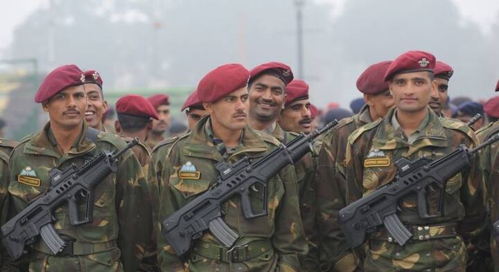 एलीट पैरा कमांडो हवा में मार करने के लिए ट्रेंड होते हैं. इन जवानों को 30 से 35 हजार फीट की ऊंचाई से छलांग लगाने में महारत हासिल होती है. एलीट पैरा कमांडो का गठन 1965 में किया गया था.