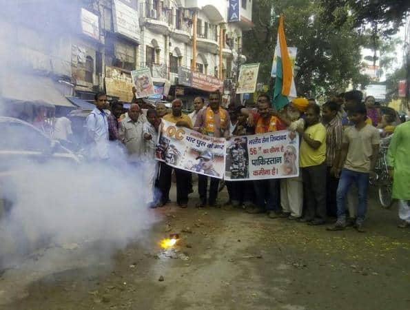  इसकी सूचना मिलते ही पुरे देश में हर्ष का माहौल हो है. पीएम के संसदीय क्षेत्र में भी बीजेपी कार्यकर्ताओ संग आम लोगों ने पटाखे छोड़े और एक दूसरे को गुलाल लगा कर सेना की इस  कार्रवाई पर बधाई दी.