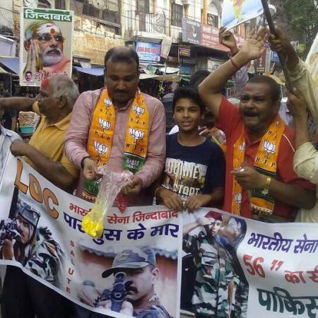 आतंकवादियों से उरी और पठानकोट आतंकी हमले का बदला , भारतीय सेना ने पाकिस्तान  घुस कर आतंकवादियों के अड्डो पर हमला करके उन्हें नष्ट किया है. जिसको लेकर पुरे देश में जश्न का माहौल है. सभी लोग देश की सेना द्वारा पाक में घुसकर आतंकी ठिकानों को तबाह करने की कार्रवाही पर उत्साहित है. जगह जगह जश्न का माहौल है और आतिशबाजी कर देशवासी अपनी ख़ुशी का इजहार कर रहे हैं