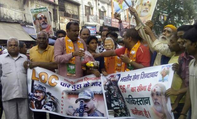 वाराणसी में जम्मू एवं कश्मीर में पाकिस्तान द्वारा लगातार किए जा रहे संघर्ष विराम उल्लंघन के बाद भारतीय सेना द्वारा एलओसी पर मौजूद आतंकी गुटो के ठिकानों पर सर्जिकल हमला किया जिसमें दर्जनों आतंकीयों को सेना ने मार गिराया.