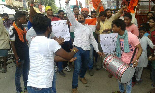 वाराणसी के लोगों ने मोदी सरकार जिंदाबाद, भारत माता की जय वन्दे मातरम् के नारे लगाते हुए सेना की इस बहादुरी पर जश्न मनाया.