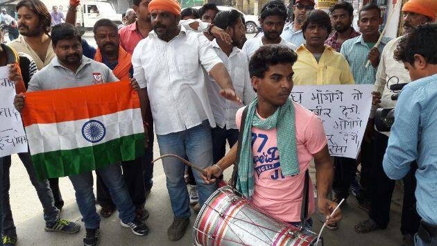 इस अवसर पर बीजेपी नेता अनूप जायसवाल ने कहा कि शहीद हुए जवानों को यह सच्ची श्रद्धांजलि है. उन्होंने कहा कि जो लोग पीएम मोदी का 56इंच का सीना देखने की बात कह रहे थे उन्हें अब जवाब मिल गया होगा कि हमारी सरकार और सेना दोनों पाकिस्तान से टक्कर लेने के लिए पूरी तरह अब तैयार है. पाकिस्तान की सच्चाई पूरी दुनिया के सामने आ गई है कि वह आतंकी देश है
