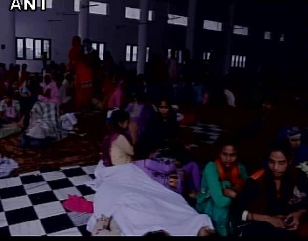 तनाव के बाद  में राहत शिविरों में रात गुजारते पठानकोट के लोग.