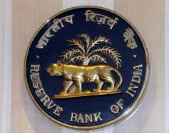 ऐसा आमतौर पर होता है कि सैलरी मिलने के बाद ATM से ट्रांजेक्शन ज्यादा होती है. जब से मोदी सरकार ने नोटबंदी का फैसला लिया है तब से ही पूरा देश कैश की समस्या से जूझ रहा है. आने वाले कुछ दिनों में कैश की समस्या और भी ज्यादा बढ़ सकती है.