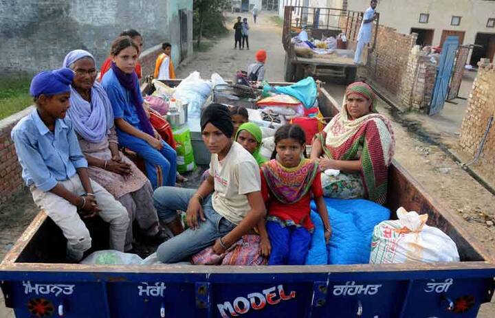 जम्मू-कश्मीर के गांव सांबा और आरएसपुरा सेक्टर को जवानों ने खाली कराया.