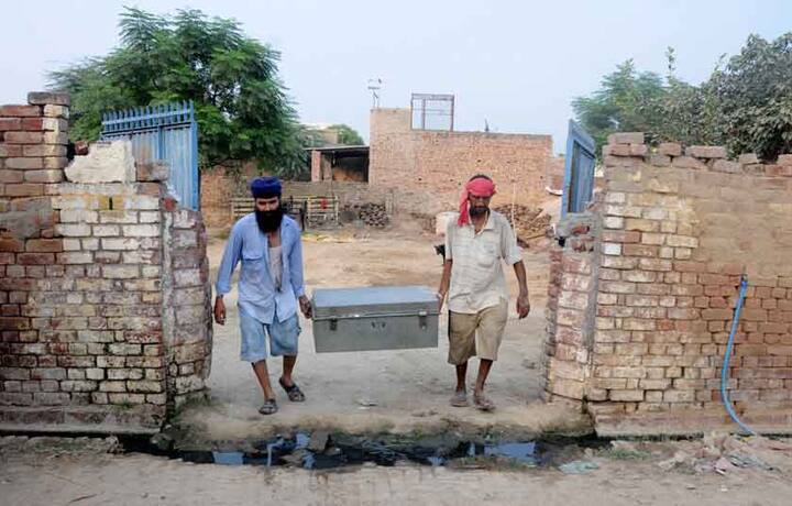 पंजाब सीमा पर 1000 गांव खाली कराए गए हैं. पंजाब के फिरोज़पुर जिले में सभी कॉलेज के हॉस्टल खाली करवाए गए हैं. अगले आदेश तक सभी स्कूल और कॉलेज बंद कर दिए गए हैं. सीमा से 10 किलोमीटर के दायरे के सभी घर खाली करवाए जा रहे हैं.  