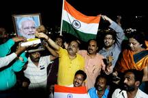 PM मोदी को लड्डू  खिलाकर देश ने मनाया सेना की जीत का जश्न!