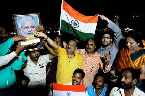 PM मोदी को लड्डू खिलाकर देश ने मनाया सेना की जीत का जश्न! PM मोदी को लड्डू खिलाकर देश ने मनाया सेना की जीत का जश्न!
