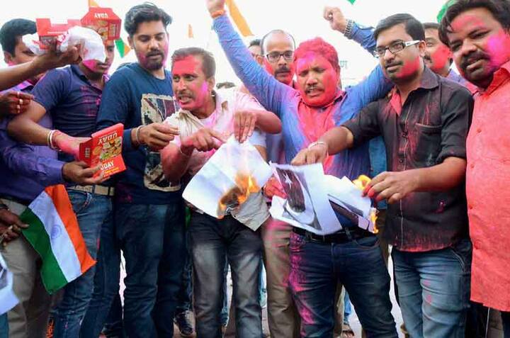 लोगों की अपनी इस खुशी को गुलाल लगाकर और मिठाई बांटकर सेलिब्रेट किया.