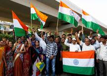 PM मोदी को लड्डू  खिलाकर देश ने मनाया सेना की जीत का जश्न!