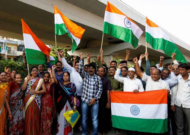  18 सितंबर को हुए उरी आतंकी हमले में भारतीय सेना के 18 जवान शहीद हो गए थे. इस आतंकी हमले के बाद पूरा देश आक्रोश में था. कल सुबह जब ये खबर मिली की भारतीय सेना ने पाकिस्तान में घुसकर अपने वीर सपूतों की शहादत का बदला लिया है तो इसी के साथ पूरे देश में खुशी की लहर दौड़ पड़ी.
