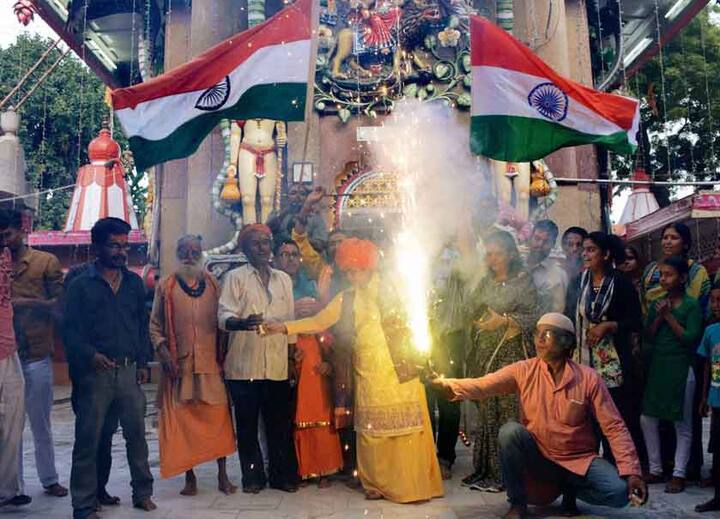 भारत की इस बड़ी जीत लोगों ने आतिशबाज़ी की और खूब खुशियां मनाईं.