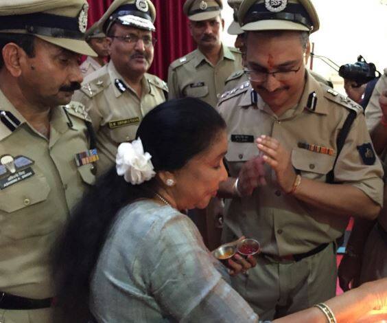 दिग्गज गायिका आशो भोसले ने ट्वीट कर लिखा, 'जय हिंद.' आगे जानें, किसने क्या कहा है?