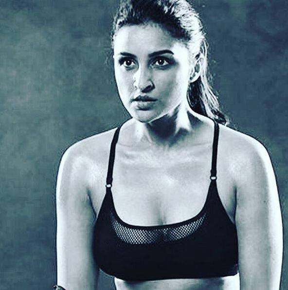 परिणीती ने खुद को वेट ट्रेनिंग लेने के बाद काफी मेंटेन रखा है. 